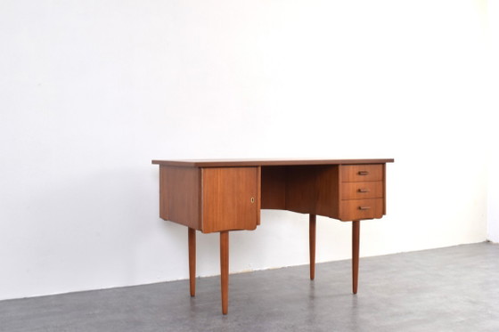 Escritorio danés de teca de mediados de siglo, década de 1960. – Wood (photo 11 of 20)