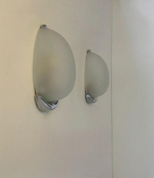 Coppia di applique vintage, metallo cromato e vetro satinato, Francia, 1980