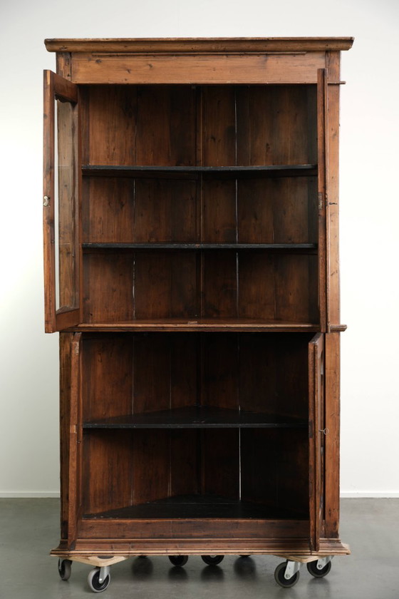 Belle armoire d'angle hollandaise pratique en vieux pin avec de beaux détails et une très belle patine (photo 2 of 12)