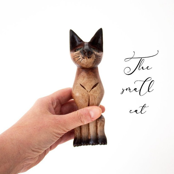 Image 1 of Ensemble vintage de chats siamois en bois sculptés à la main : deux figurines de chats de style art populaire