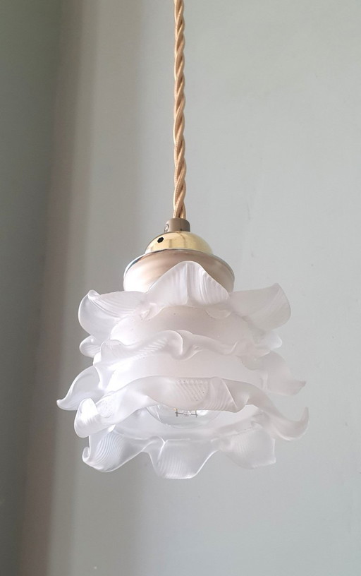 Antike Glas-Hängelampe. Tulpen- oder Rosenlampe aus mattiertem Glas.