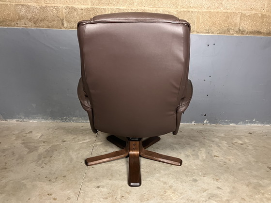 Image 1 of Fauteuil pivotant vintage en bois et cuir Hjort Knudsen