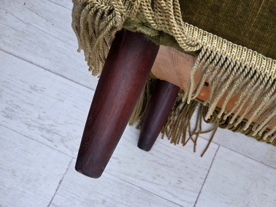 Image 1 of Deense 3-zitsbank uit de jaren 70, groen meubelvelours, poten van teakhout.