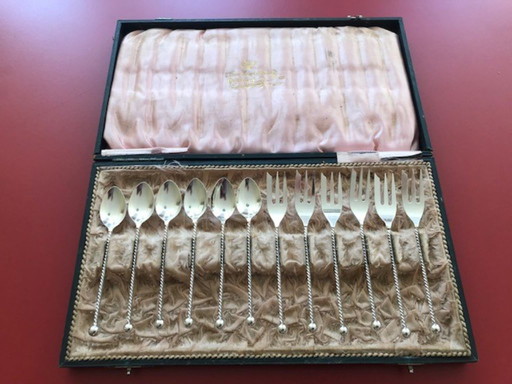 Original box with 6 silver-plated spoons and 6 forks