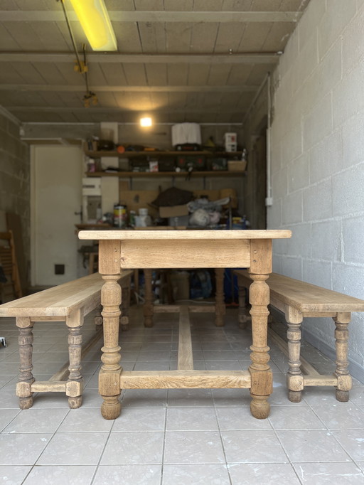 Farmhouse table and its 2 benches in solid oak