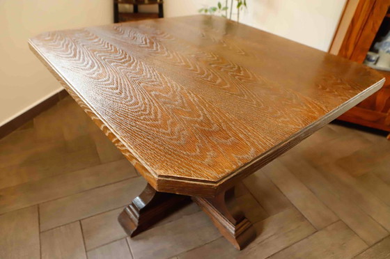 Image 1 of Rustikaler Eichentisch mit zentraler Basis