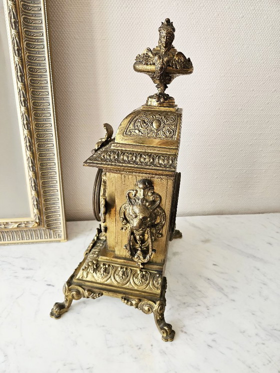 Image 1 of Grote Napoleon III-klok uit de 19e eeuw, 45 cm, 8 kg, brons en tin, met leeuwen en bustes, compleet met sleutel