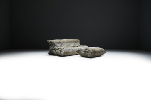 Impresionante puf YOKO+ en nuevo tejido de lana Jacquard - Michel Ducaroy - Ligne Roset