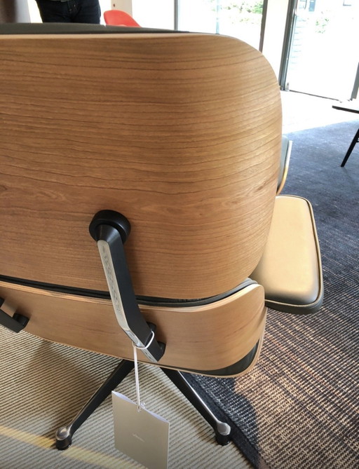 Poltrona Vitra + Pouf XL in pregiata pelle Kakhi
