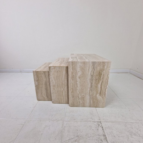 Image 1 of Italienische Beistelltische aus Travertin mit Rillenmuster aus den 1980er Jahren – 3er-Set