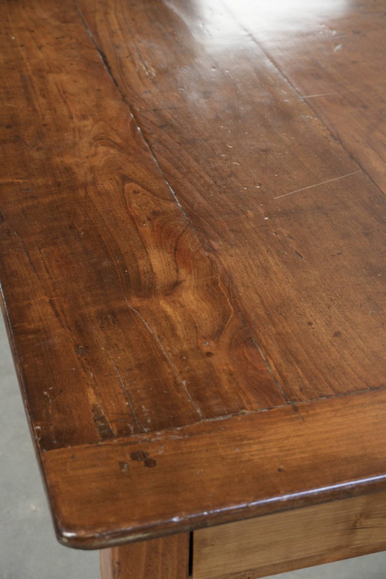 Image 1 of Tavolo da pranzo francese in legno di ciliegio del XIX secolo, antico e caratteristico, dalle dimensioni contenute.