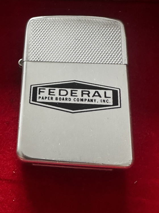 Image 1 of 9 vintage, stormbestendige benzineaanstekers met reclame-uitingen, gemaakt in de VS en Japan, waaronder 1 Zippo.