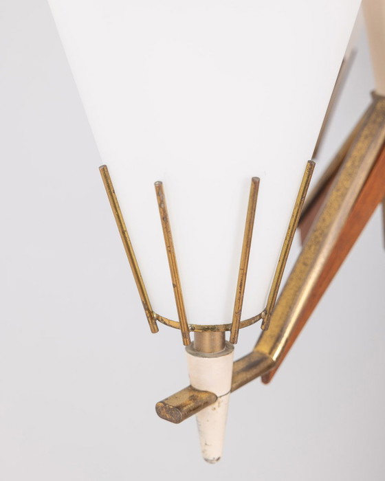 Image 1 of Lustre vintage des années 50 en laiton, bois et verre opalin, design italien