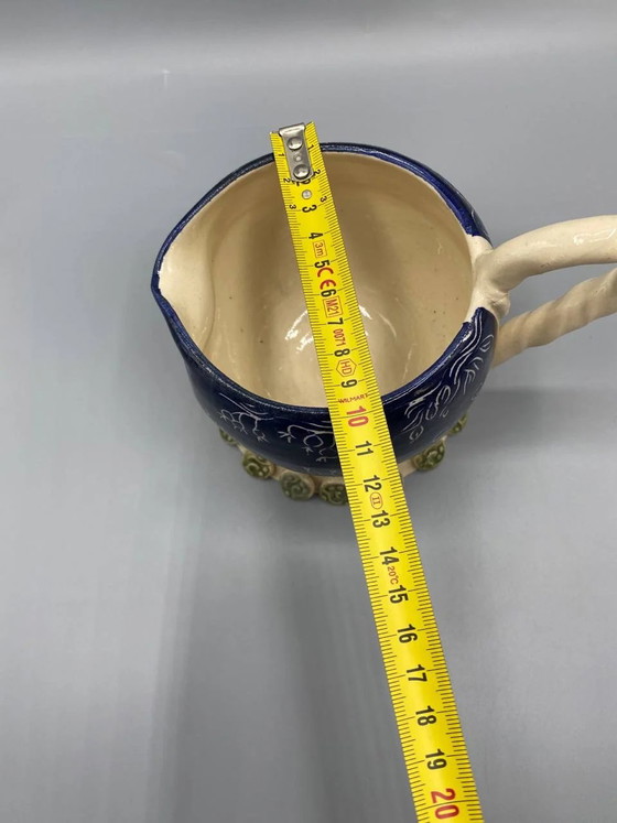 Keramikkrug, signiert Terre à Terre, kobaltblaue Sgraffito-Verzierung, Unikat – Geschirr, Ceramic (photo 7 of 8)