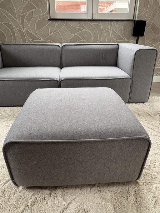 Sofá Bo Concept Carmo de 2,5 plazas con reposapiés en fieltro gris