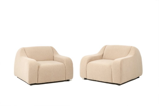 Coppia di poltrone ampie e comode in tessuto beige. Stile contemporaneo.