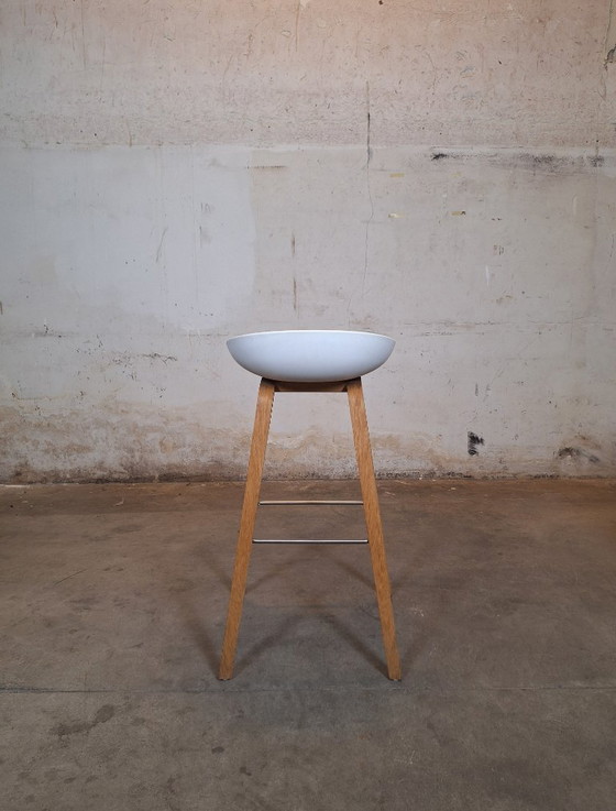 Image 1 of HAY AAS32 Designerhocker – Weißer Sitz & Eichengestell