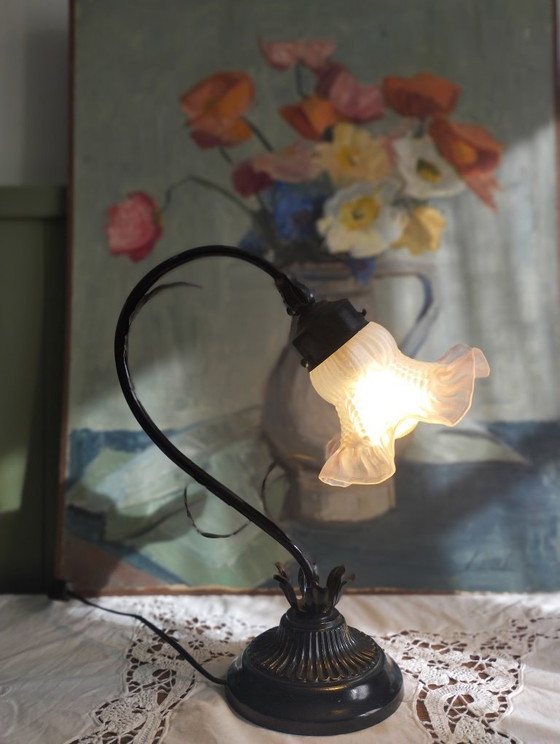 Image 1 of Lampe tulipe en métal noir patiné et abat-jour en verre opaque