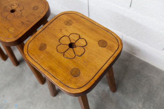 Image 1 of Set di 4 sgabelli brutalisti, fatti a mano, anni '60, design floreale