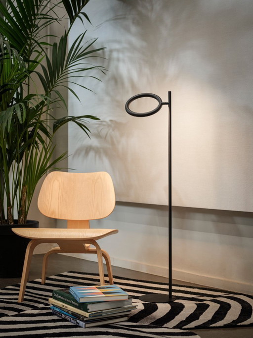 JAPTH Echo Slim floor lamp with rotating ring in black