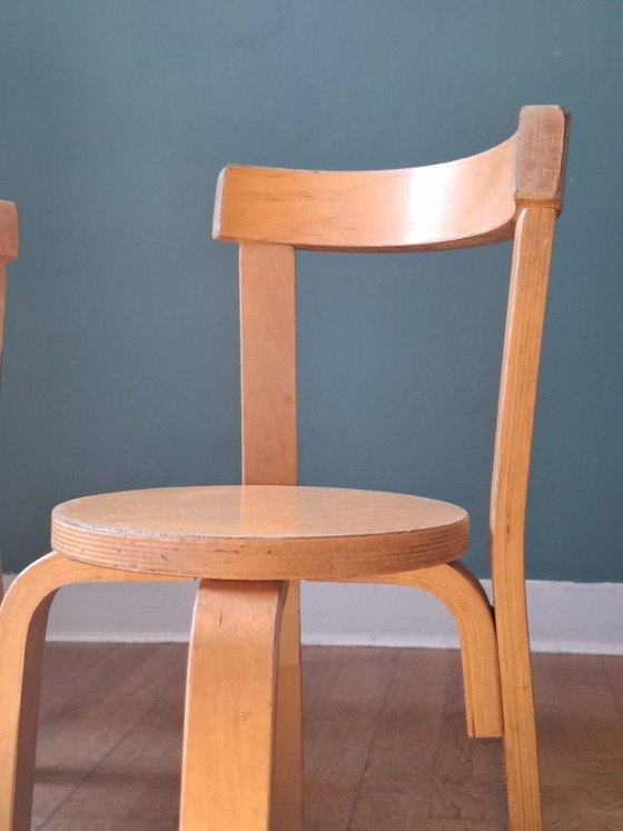 Image 1 of Een paar kinderstoelen in de stijl van Alvar Aalto.