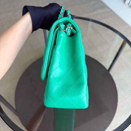 Image 1 of Borsa Chanel Classic Flap Jumbo - Doppia patta 30 cm in pelle di agnello trapuntata verde con finiture argentate, serie 16