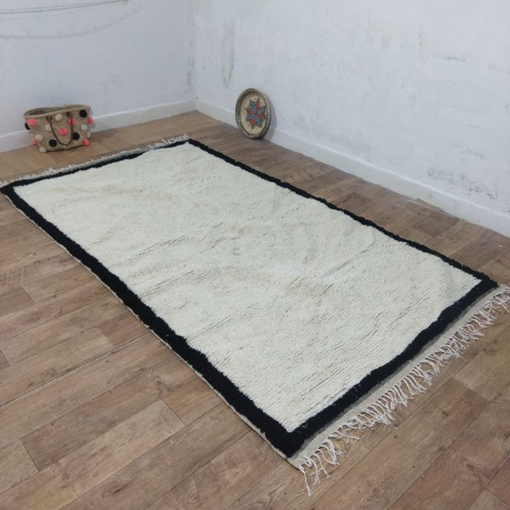 Image 1 of Marokkanischer Berberteppich Beni Ouarain – 273 x 160 cm – Naturwolle – Minimalistischer schwarzer Rand