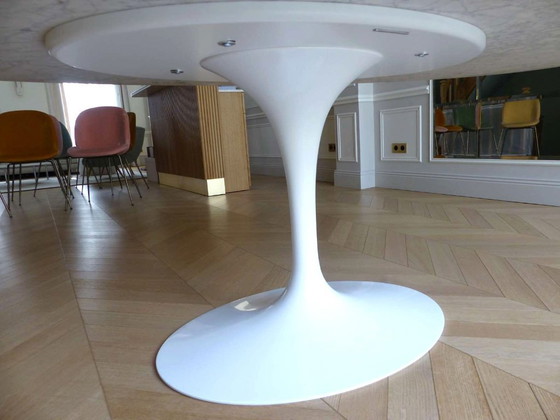 Image 1 of Table " Saarinen Dining Table - Oval " en marbre Statuarietto satiné by KNOLL design Eero Saarinen - 244 cm