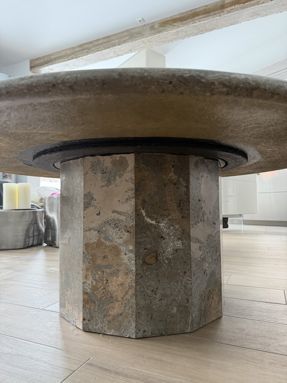 Image 1 of Table basse vintage ronde pierre fossile (marbre)