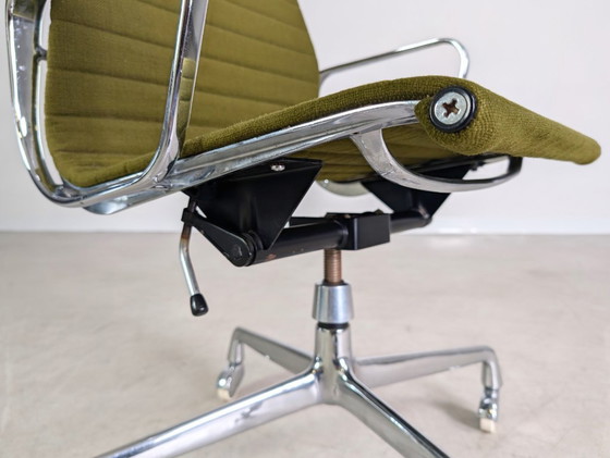 Image 1 of Silla de oficina original de mediados de siglo Herman Miller EA 117 Eames verde