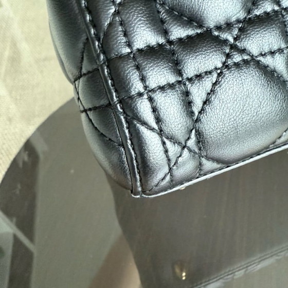 Image 1 of Dior Lady Medium - Pelle di agnello Canange, finiture nere e dorate.