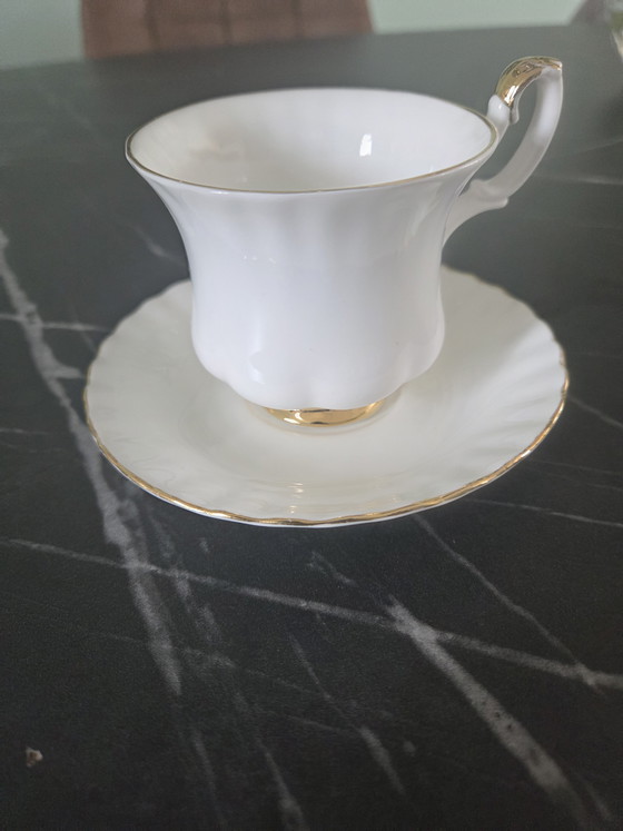 Image 1 of 8 tasses et soucoupes Royal Albert Val d'Or