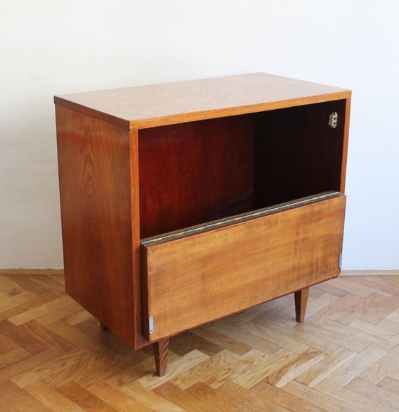 Image 1 of Commode en noyer des années 1950
