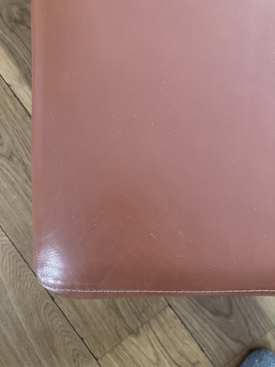 Image 1 of grande poggiapiedi in pelle rosso-marrone 104x104x43(h)