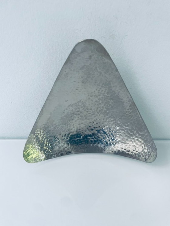 Image 1 of Vintage triangular metal bowl on a base – hammered texture