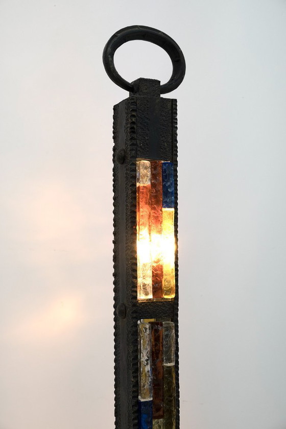 Image 1 of Poliarte Brutalistische italienische Stehleuchte aus Schmiedeeisen und farbigem Rohglas, 1960er Jahre