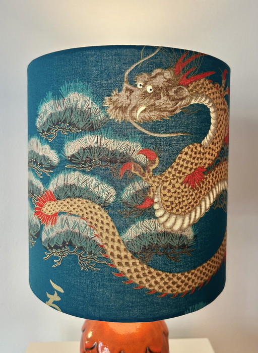 Lámpara de mesa decorativa de cerámica Jasba con pantalla japonesa.