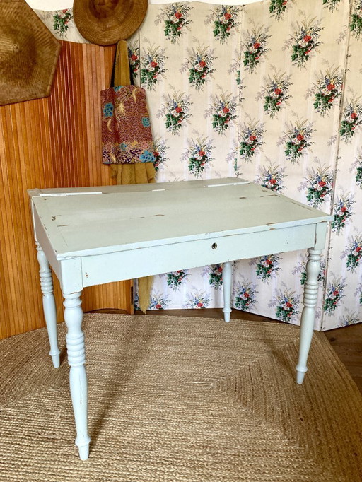 Escritorio antiguo de madera con frente inclinado, frente abatible y patas torneadas