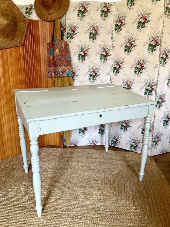 Image 1 of Escritorio antiguo de madera con frente inclinado, frente abatible y patas torneadas