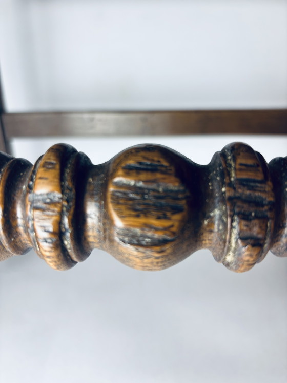 Image 1 of 🪑 Vintage eikenhouten armstoel met origineel leren bekleding (1920–1950)