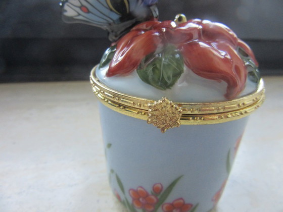 Image 1 of Boîte à bijoux en porcelaine avec couvercle et motif papillon, dans sa boîte d'origine réf. 120726