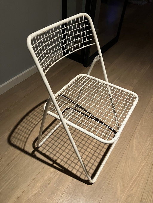 IKEA Rappen Ted con silla de Niels Gammelgaard