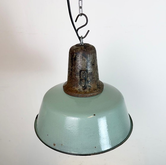 Image 1 of Industriële fabriekslamp van petroleum-email met gietijzeren bovenkant, jaren 60