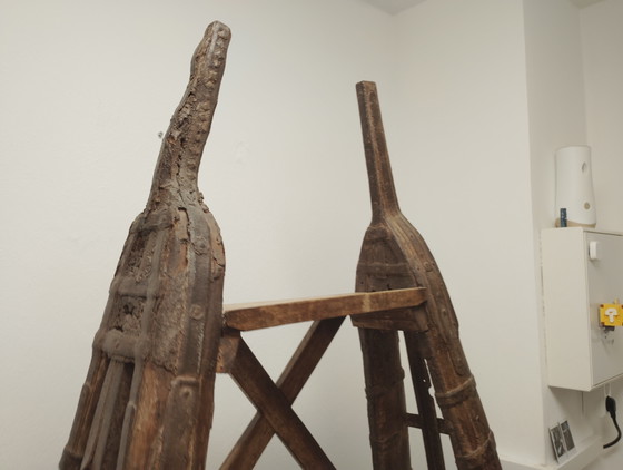 Image 1 of Estantería antigua india de madera de teca, hecha con madera de carreta de bueyes: pieza única.