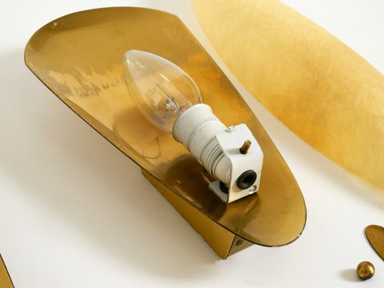 Image 1 of Una coppia di bellissime applique da parete in ottone in stile Mid-Century Modern con paralumi in fibra di vetro.
