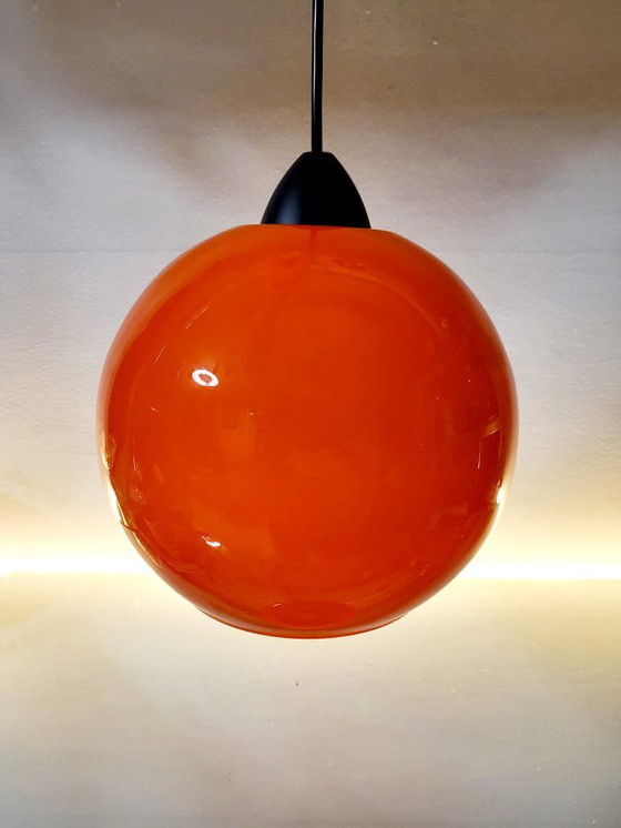 Image 1 of Lampada a sospensione vintage in vetro opalino arancione, probabilmente anni '80