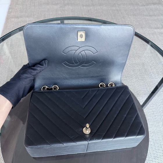 Image 1 of Chanel Flap Medium - Piel de becerro 27CM Chevron Negro Herrajes Dorados Serie 27