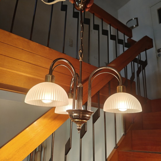 Image 1 of Lampadario vintage a 3 bracci con paralumi in vetro satinato a coste.