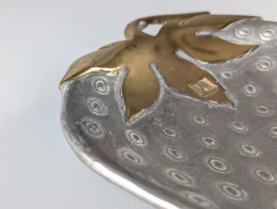 Image 1 of Aardbeienschaal van messing en aluminium van David Marshall, Spanje, jaren 70.