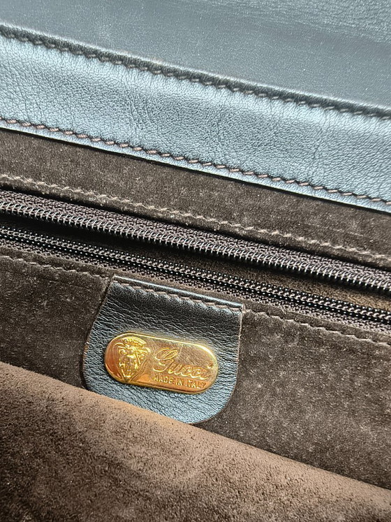 Image 1 of Rara borsa a tracolla vintage Gucci in pelle scamosciata e pelle con catena GG dorata e ciondolo con stemma – Made in Italy